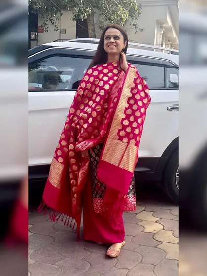 A classic Benarasi dupatta is a timeless investment for your ethnic wardrobe. I show clients how one statement piece like this can instantly elevate a simple kurta set, making you ready for any wedding or festive occasion. This is a key part of my wedding and event styling service.