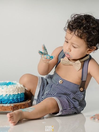 A duplicate of 322, a perfect moment of cake tasting.