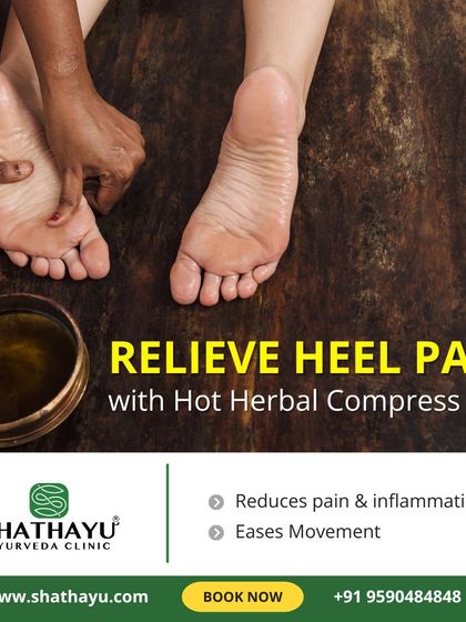 A hot herbal compress is a simple yet effective therapy for heel pain. This treatment helps to significantly reduce pain and inflammation in the foot, making movement easier and more comfortable.