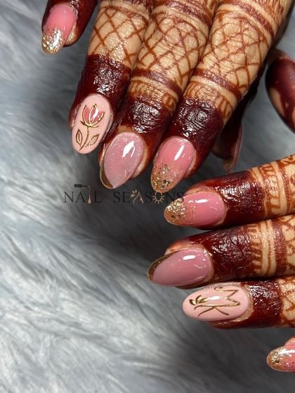 A beautiful bridal design featuring cat eye and chrome nails, with glitter accents and personalized initials for a touch of elegance.