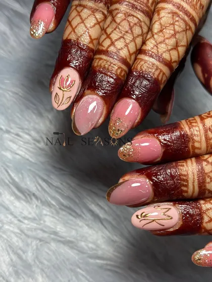 A beautiful bridal design featuring cat eye and chrome nails, with glitter accents and personalized initials for a touch of elegance.