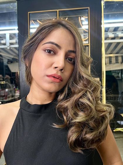 An ash blonde hair color transformation that’s all about cool tones and seamless blending. The balayage technique ensures the color looks natural and grows out gracefully.