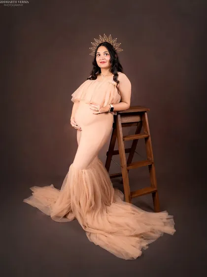 In this pose, I use a simple wooden ladder to add a rustic element and create a different angle for the portrait. The flowing tulle of the gown pools beautifully on the floor, adding texture and softness.