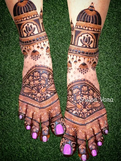 Bridal art isn't just for hands. My course includes dedicated lessons on designing for feet, covering everything from elegant floral patterns on the toes to elaborate architectural motifs on the ankles.