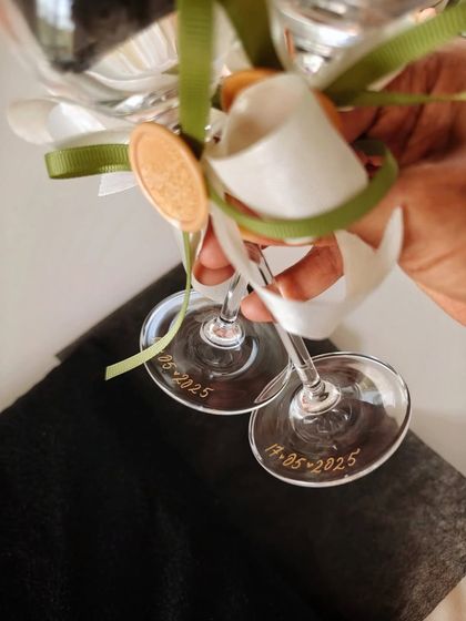 The beauty is in the details. Here, the wedding date is discreetly engraved on the base of the champagne flutes, a private reminder of a day filled with love. It’s a small touch that makes a gift truly unforgettable.