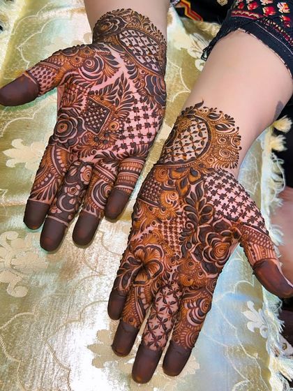 A beautiful party mehendi with a mix of checkerboard fills, paisleys, and floral elements.