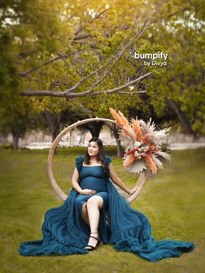 A full view of the circular prop in the park setting, showing how we can create a unique, artistic studio-like setup even outdoors for your pregnancy photoshoot.