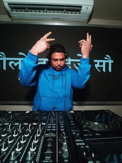 Hands up if you're ready to party. Setting the tone for the night.