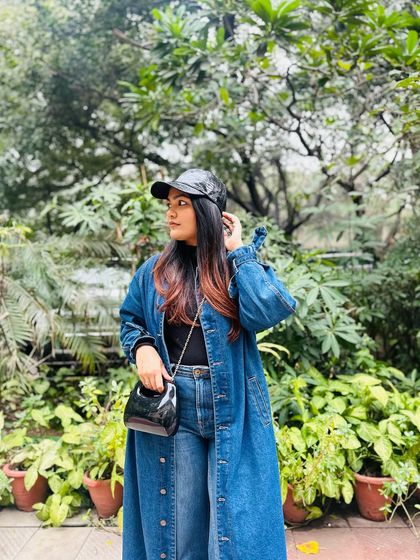 Here I've added the chain strap, transforming the handbag into a shoulder bag for a more relaxed, hands-free vibe.