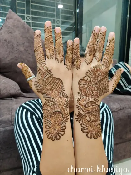 A beautiful Arabic design that flows diagonally across the back of the hand. The combination of bold floral and paisley motifs with delicate line work is simply timeless.