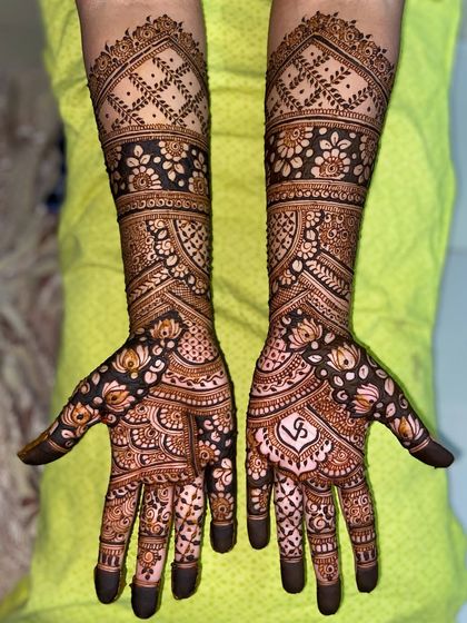 A gorgeous design featuring the couple's initials, perfect for an engagement ceremony or for a close friend of the bride.