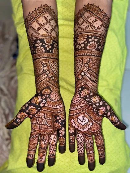 A gorgeous design featuring the couple's initials, perfect for an engagement ceremony or for a close friend of the bride.