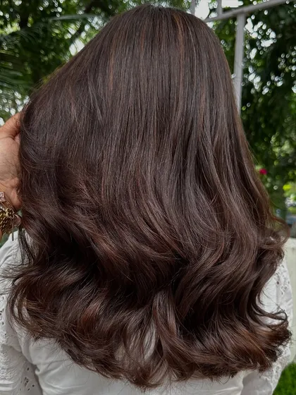 It’s always an honor when a client chooses me for their first-ever hair color. We kept it subtle and natural with these delicate highlights on a dark base for a gentle introduction to the world of color.
