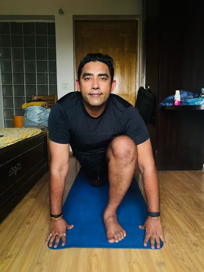 Here I am demonstrating Ashwa Sanchalanasana (Equestrian Pose) during a home practice. Whether I am teaching a group or practicing myself, I focus on the fundamentals of alignment to build strength and stability from the ground up.