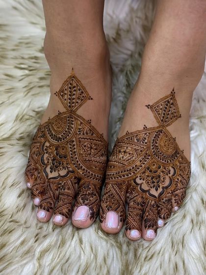 Elegant Foot Mehendi photo 3