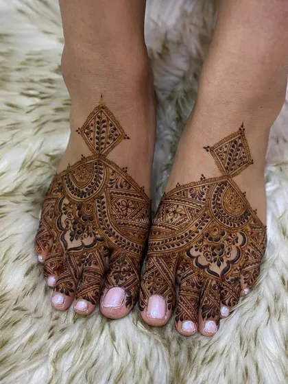 A unique and modern foot mehendi design that creates a bold statement with its geometric and floral patterns.