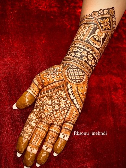 Sonu - Bridal & Wedding Mehndi Intricate Bridal Designs photo 7