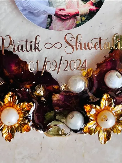 This cute, budget-friendly photo frame was made using an engagement garland. The preserved flowers and pearls create a charming and personal keepsake for the happy couple.