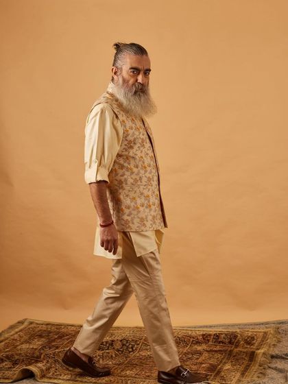 Walking in style. This floral vest and kurta set is designed for movement and comfort, without ever compromising on elegance.