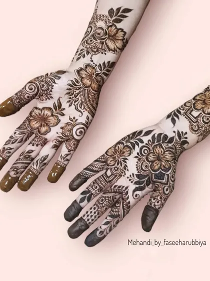 This floral party henna features hibiscus-like flowers and delicate vines, perfect for a lighter, more modern look.
