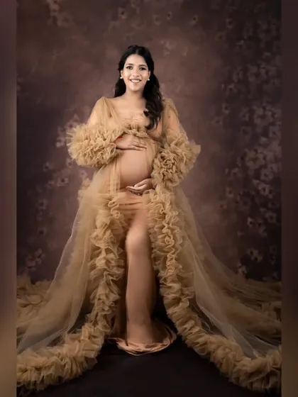 Feeling like a goddess! This mom-to-be is wearing one of my favourite ruffled tulle gowns. My studio has so many options, and we can find the perfect one to match your style, whether it's glamorous, soft, or elegant.