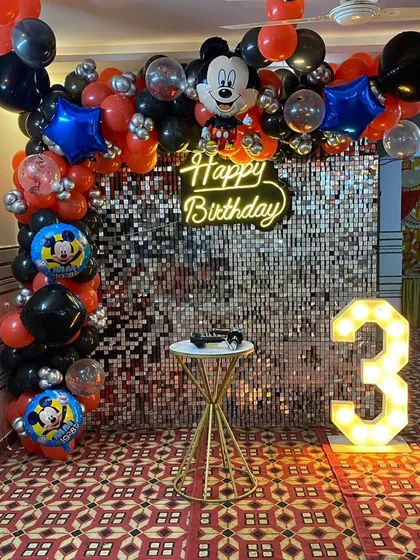 The complete Mickey Mouse setup, perfect for photos and creating a memorable party atmosphere.