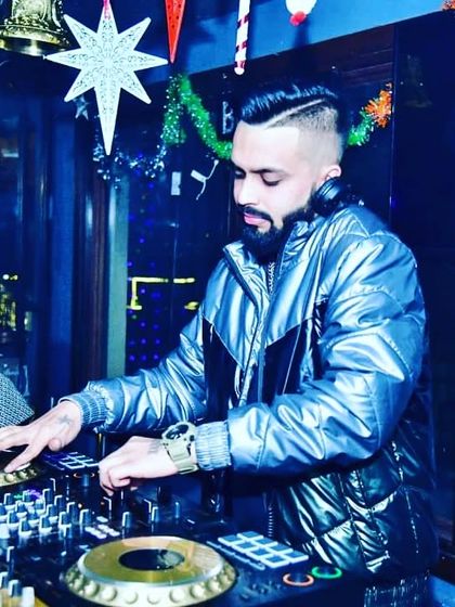 A Christmas-themed gig, but the focus is always on the music. Here I am mixing tracks under the festive decorations.