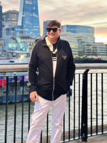 Enjoying the sunset view of the London skyline by the Tower Bridge. This city's blend of history and modernity always sparks new ideas for my styling projects.