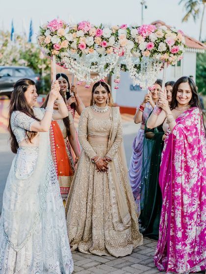 Modern Pastel & Golden Brides photo 41