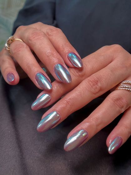 A full set of iridescent chrome nails. This finish has a beautiful rainbow sheen that shifts from pink to silver to blue in the light.