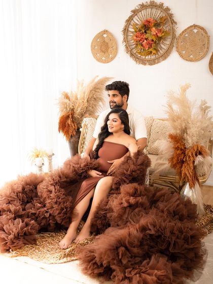 This shot showcases one of my popular ruffled tulle gowns against the rustic boho backdrop. It’s a perfect combination for a glamorous yet earthy maternity look.