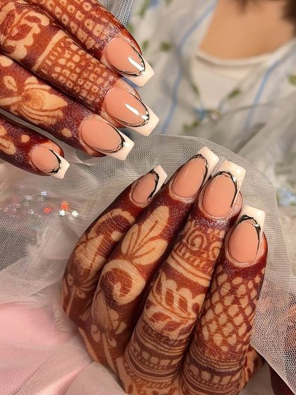 A variation of the chrome-outlined French, this time using a black line for a bolder, graphic look.