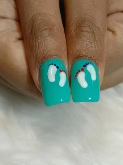 A close-up of the adorable baby footprint details from the "Mom-to-be" set.