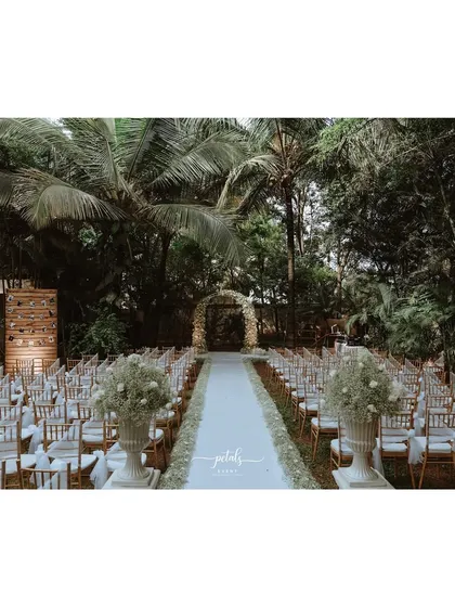 For this classic Christian wedding, I designed a serene and romantic aisle leading to the floral arch. The pathway is lined with lush baby's breath in stately Victorian vases, creating a soft, dreamlike journey to the altar.