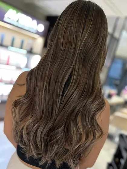 This beige and ash highlight blend is a perfect example of a cool-toned look. I used back-to-back foils to achieve this bright, dimensional color.
