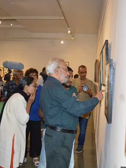 Gulammohammed Sheikh giving a walkthrough of his exhibition to an attentive crowd.