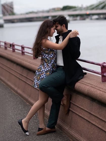 A romantic embrace on the Albert Bridge, combined with scenes from their park stroll. This collage tells the story of a perfect day spent together in London.