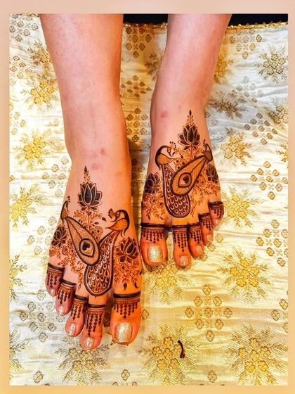 A clear, top-down view of the elegant peacock foot design.