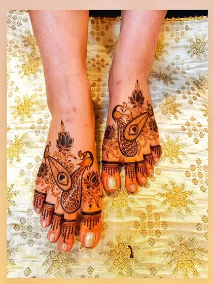 A clear, top-down view of the elegant peacock foot design.