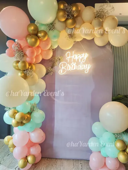A closer look at the soft pastel colors and baby's breath accents in the sweet 16 balloon garland.