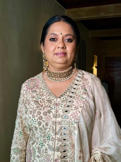 The same beautiful mother of the bride, this time for the wedding reception. We adapted the look to be perfect for the evening, focusing on timeless elegance.