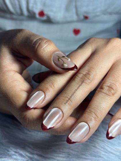 The combination of the shimmery cat eye and the sparkling red glitter is just stunning.