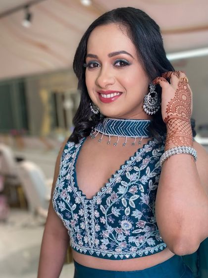 A simple glam look perfect for a summer wedding guest. The makeup is fresh and light, ensuring it stays comfortable and beautiful throughout the event.