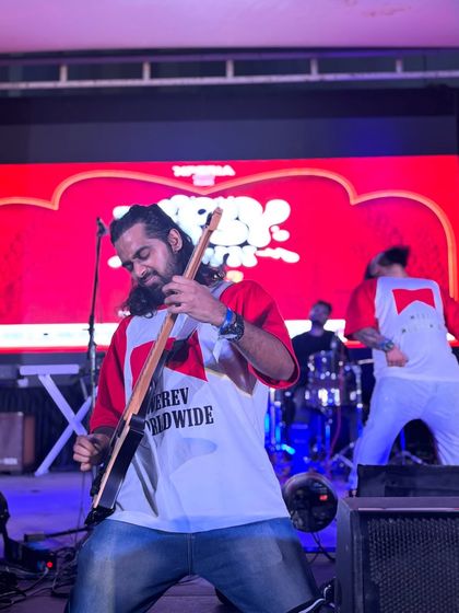 Live Gigs & Crowd Madness photo 30