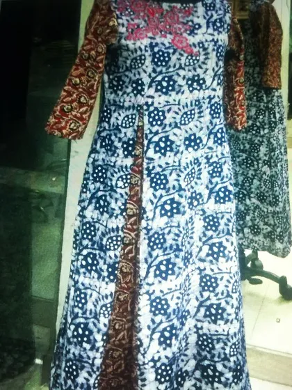 I enjoy playing with mixed prints in my designs. This long cotton kurta combines a floral block print on the body with a different pattern on the sleeves and a contrasting border along the front slit for a modern, eclectic look.