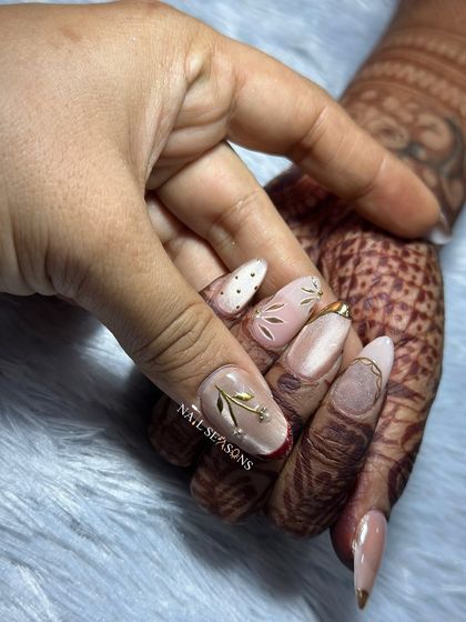 A truly graceful and glamorous bridal set. We combined delicate gold leaf art, tiny gold dots, and a shimmery cat eye effect for a multi-dimensional look.