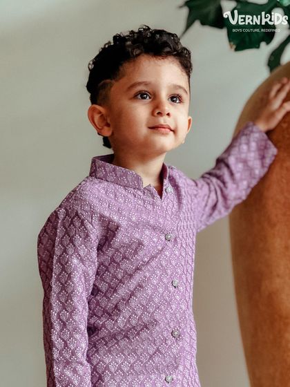 Little charmer alert. This client looks absolutely dapper in his lavender textured kurta, ready to slay the wedding season.