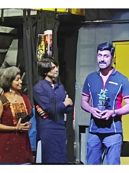 Film and TV actor Rishi interacts with our founder and facilitator after the VAS 7.0 showcase. Having established actors support our students is a huge motivation.