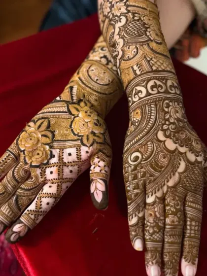 This design uses a beautiful shading technique to create a dual-tone effect, with bold floral patterns and intricate jaal work.