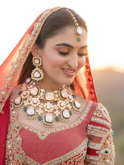 A beautiful sun-kissed shot of the bride. I teach how to create makeup that looks stunning in any lighting condition, from indoor to outdoor.